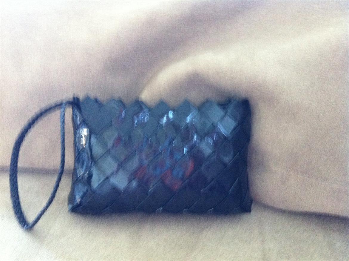 Flettede tasker - sort pung med fór, lynlås og håndledrem....  billede 23