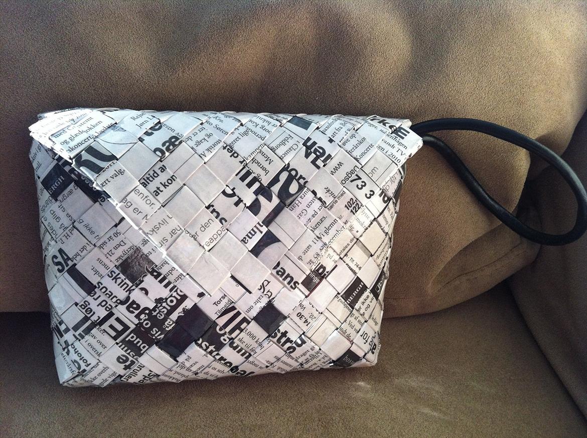 Flettede tasker - Endnu en mellem taske lavet af avispapir, dog kun med sort/hvid farve, og med håndledrem.  billede 25