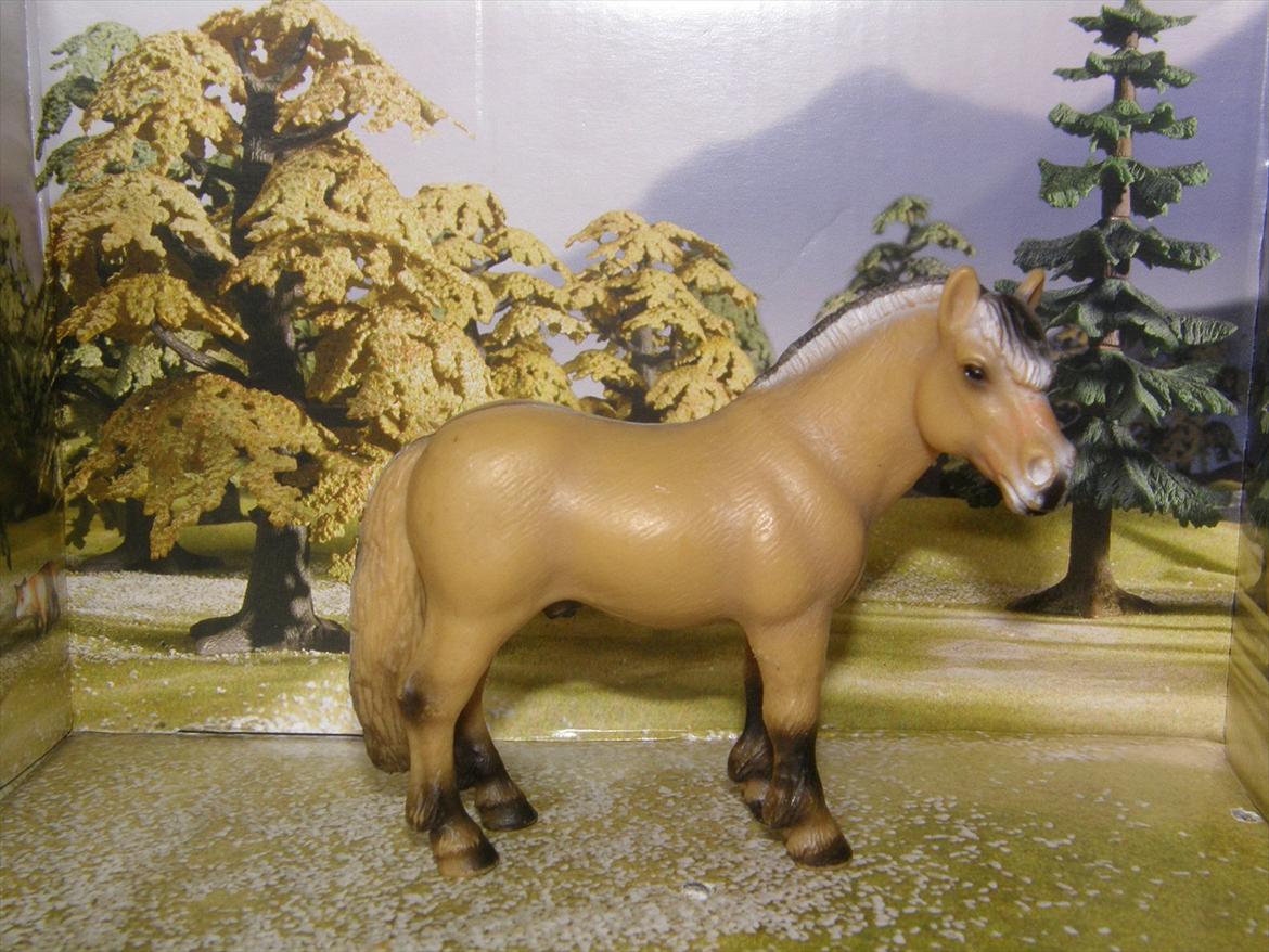 Mine Schleich Dyr - Navn: Eskærs Skipper Race: Gul Fjordhest (m. ål) Køn: Vallak Alder: 15 år billede 142