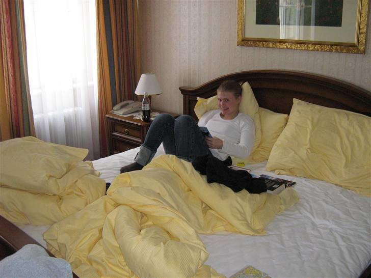 Billeder fra Wien + Den Spanske Rideskole - Jeg ligger og læser på hotellet. billede 8