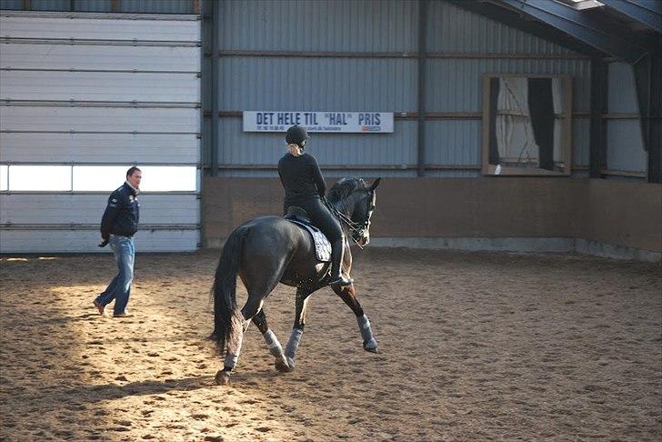 Sune Hansen Kursus - Sune tjekker om det udføres helt korrekt ( Lotte M har taget billedet)   billede 2
