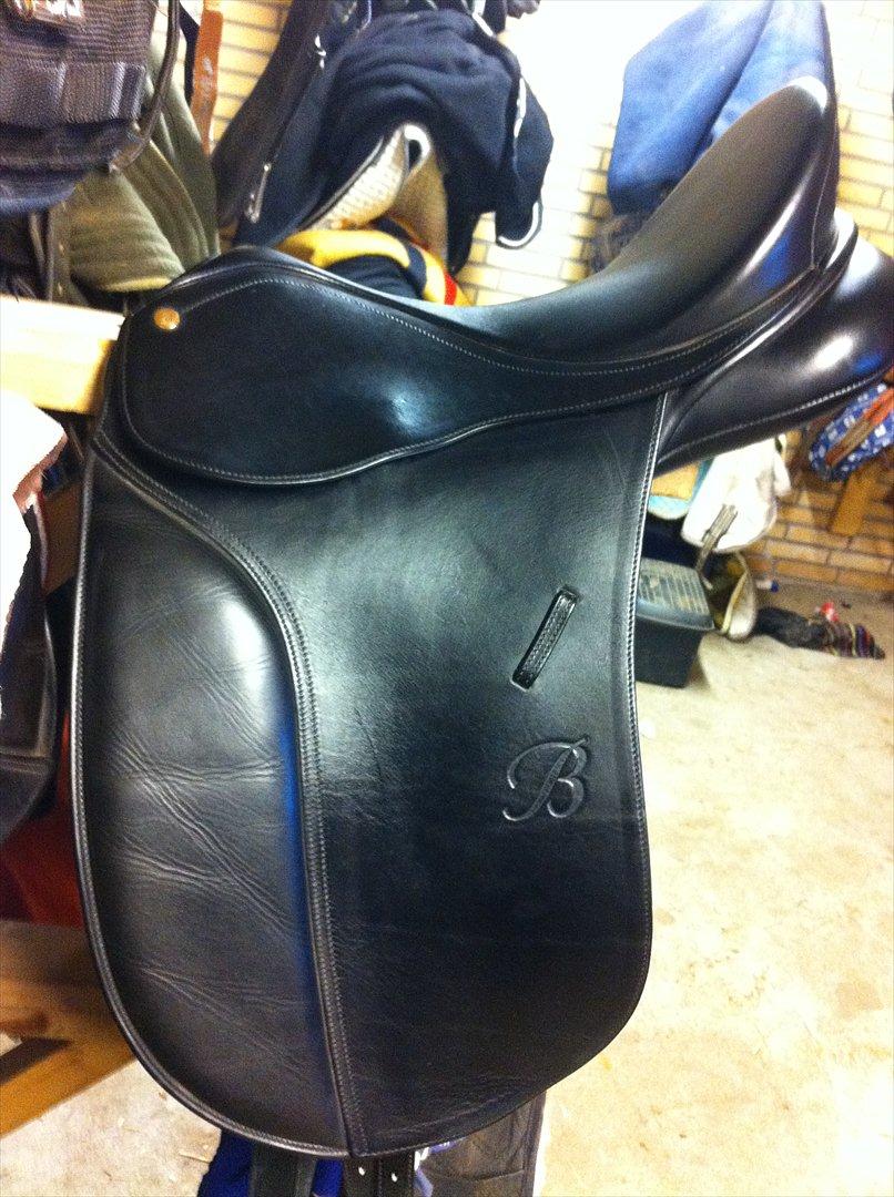 Lidt af udstyret ;P - min 16,5 Bates Caprilli dressursadel med Cair og udskiftellig kopjern :) billede 10