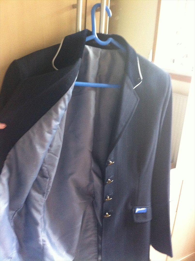 Lidt af udstyret ;P - John whitaker stævnejakke i str 38 dansk :) købt for 1549,- billede 11