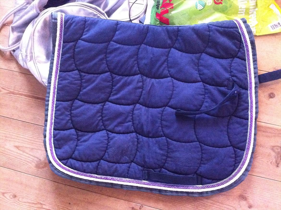Lidt af udstyret ;P - Navy dressur underlag med lilla/hvid piping :) billede 12