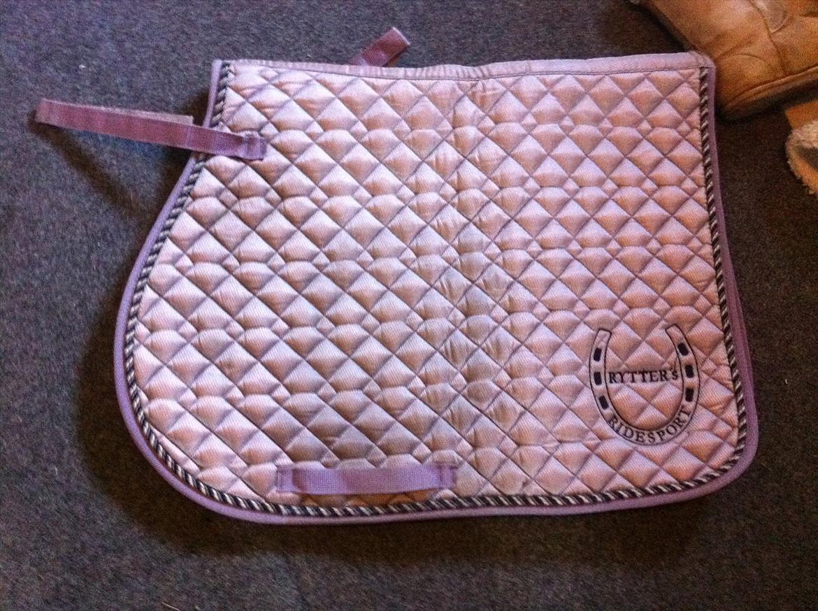 Lidt af udstyret ;P - Lilla m glimmer. Rytters ridesport logo på billede 26