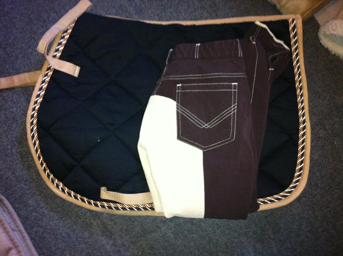 Lidt af udstyret ;P - Sort underlag med brun/guld kant. Brune bukser med beige læder billede 29