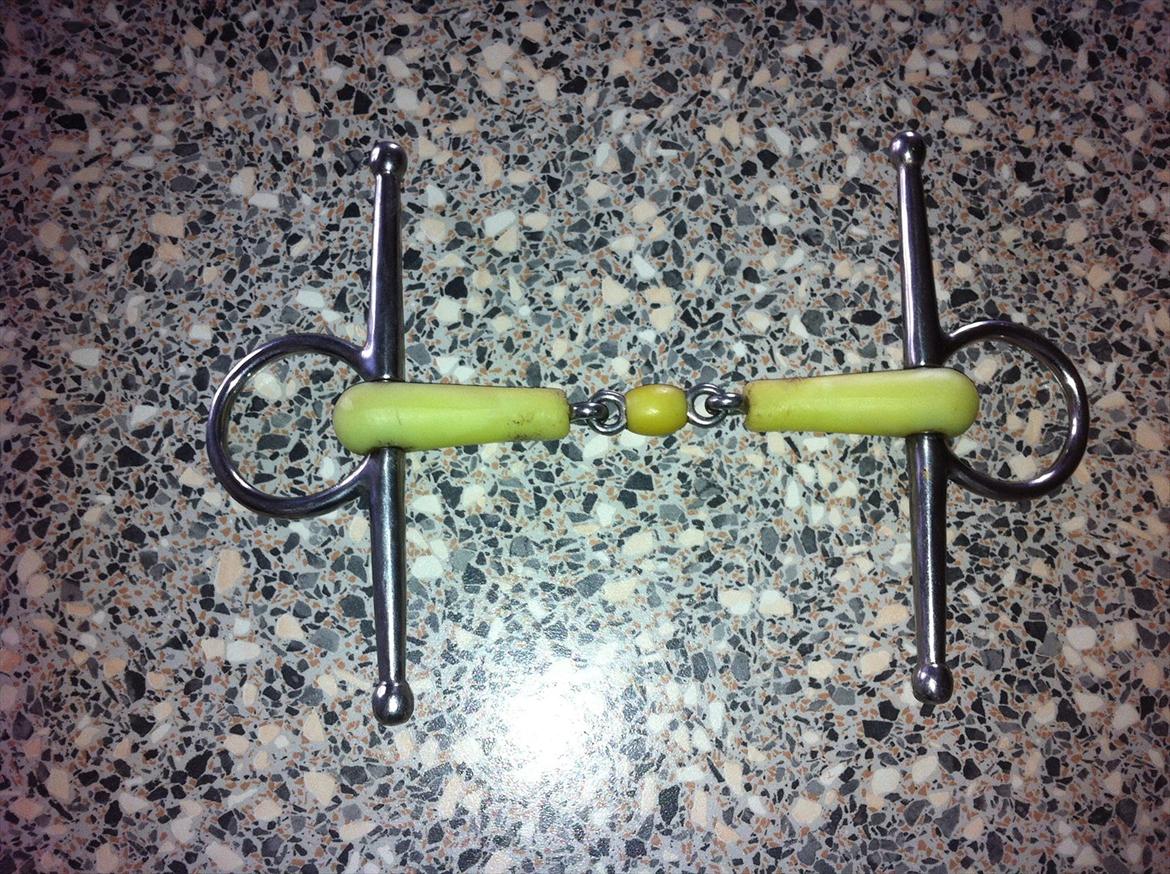Mit udstyr til hestene. - 3-delt bid med gummi og parerstænger. billede 79
