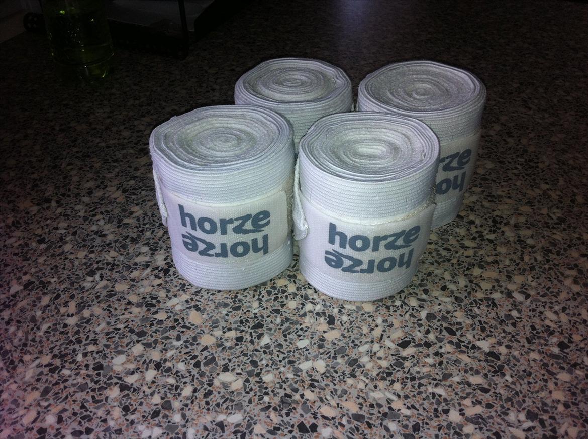 Mit udstyr til hestene. - Hvide bandager med halv fleece og halv elastik. billede 64
