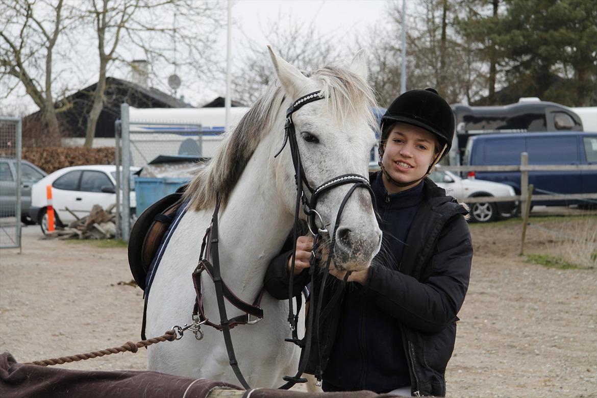 Distriktsmesterskaberne i Pony games afd. B 2012  - Ved at gøre klar ude på NØR :-) 

Misty og jeg  billede 1
