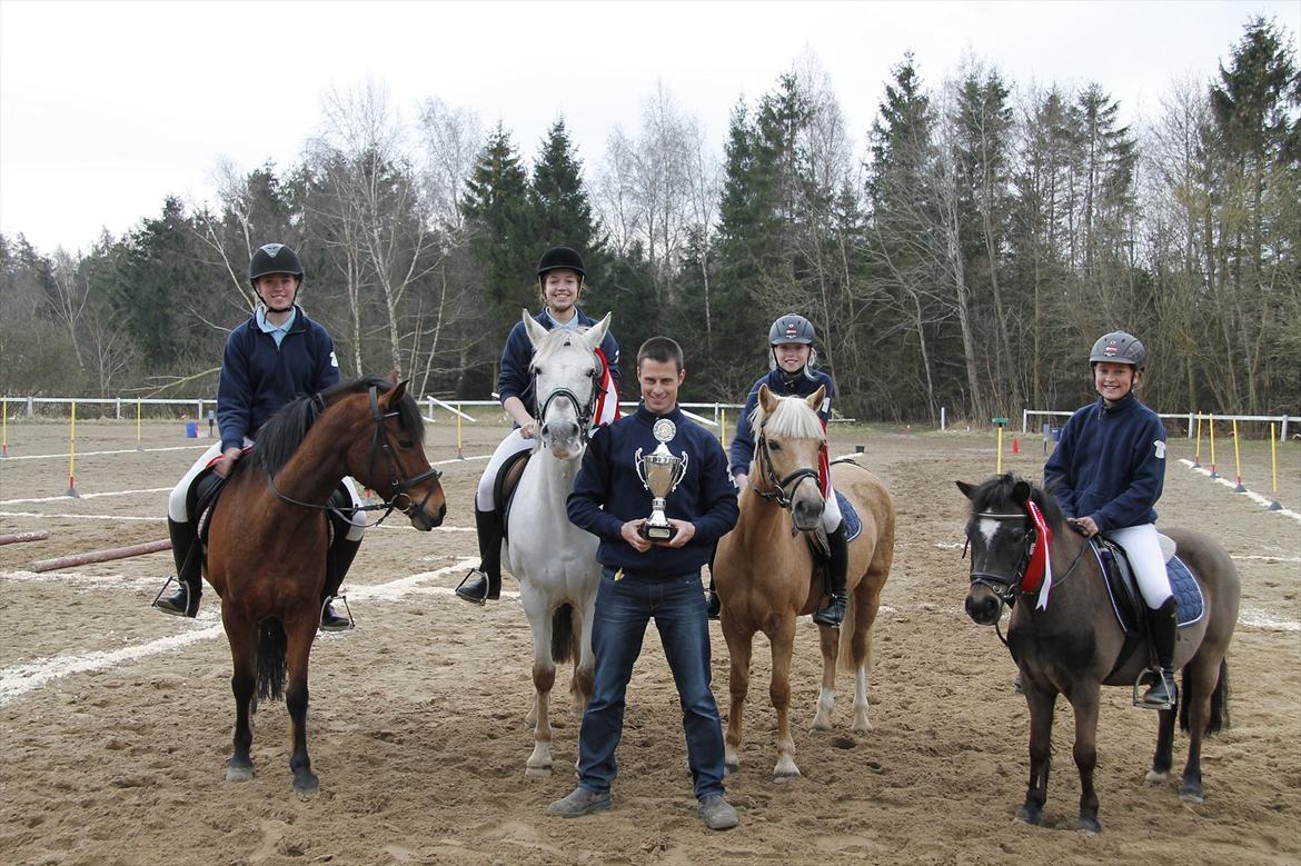Distriktsmesterskaberne i Pony games afd. B 2012  - Vi vandt!!! 
Distriktsmestre i pony games afd. b 2012! 
Så nu er vi gået videre til DM :-D  billede 32