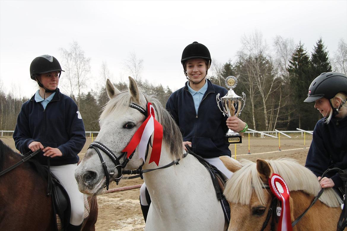 Distriktsmesterskaberne i Pony games afd. B 2012  - Mig med Pokalen :-)  billede 34