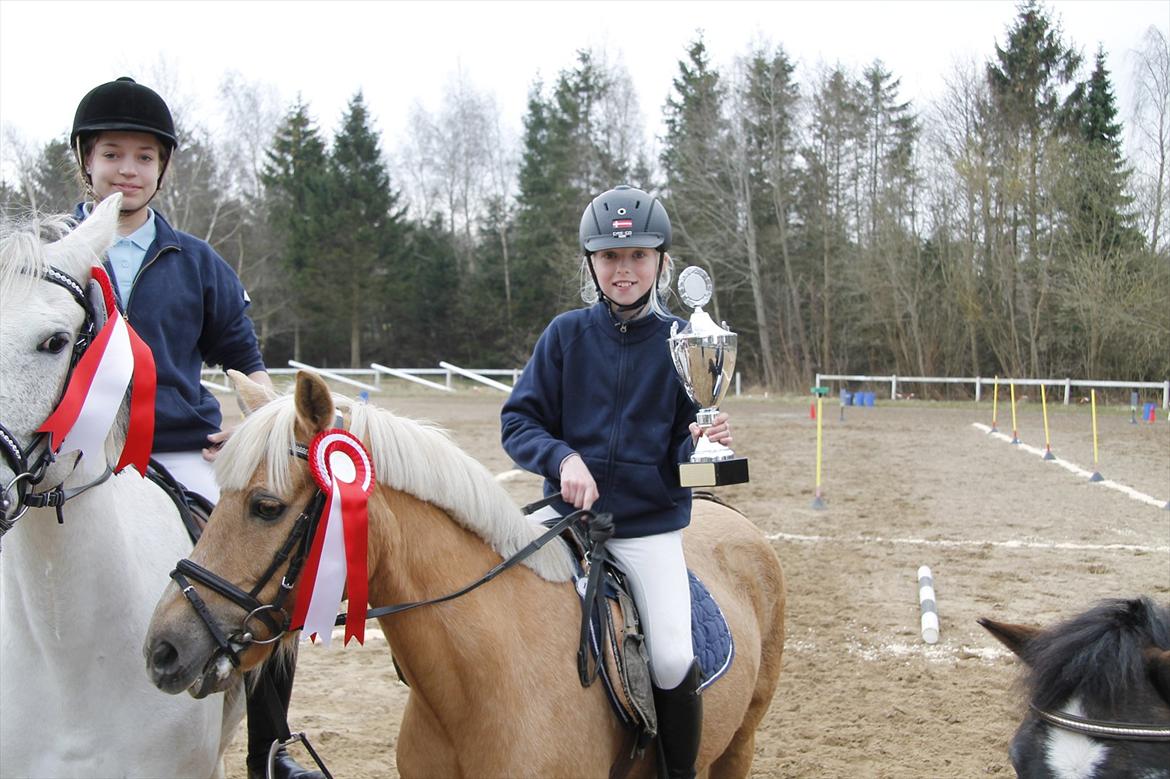 Distriktsmesterskaberne i Pony games afd. B 2012  - Laura med Pokalen :-)  billede 35