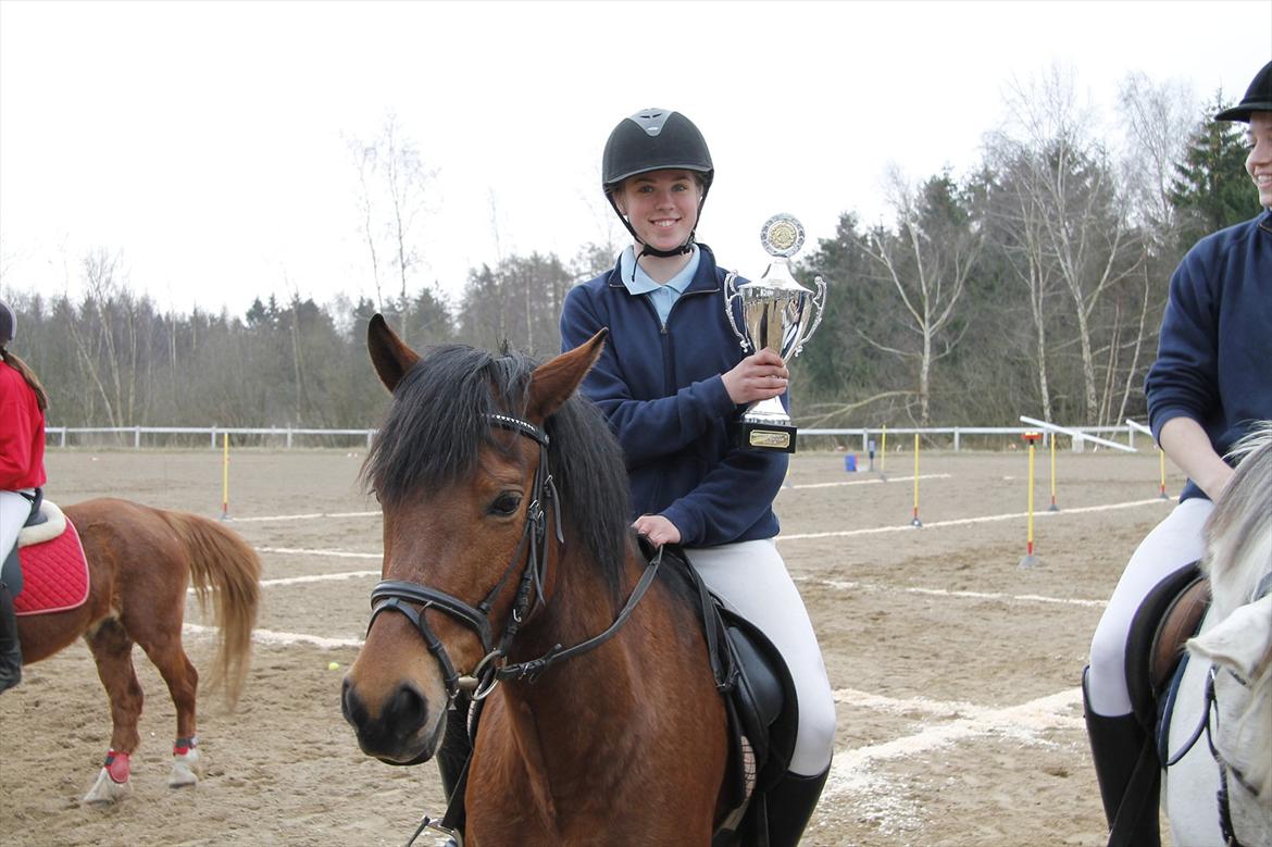 Distriktsmesterskaberne i Pony games afd. B 2012  - Sofie med pokalen :-)  billede 36