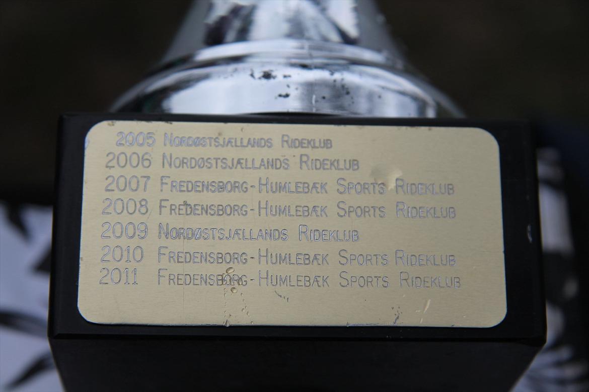 Distriktsmesterskaberne i Pony games afd. B 2012  - Vores pokal :-)
 Nu skal de også tilføje -  2012 Fredensborg-Humlebæk Sports rideklub 
:-D  billede 39