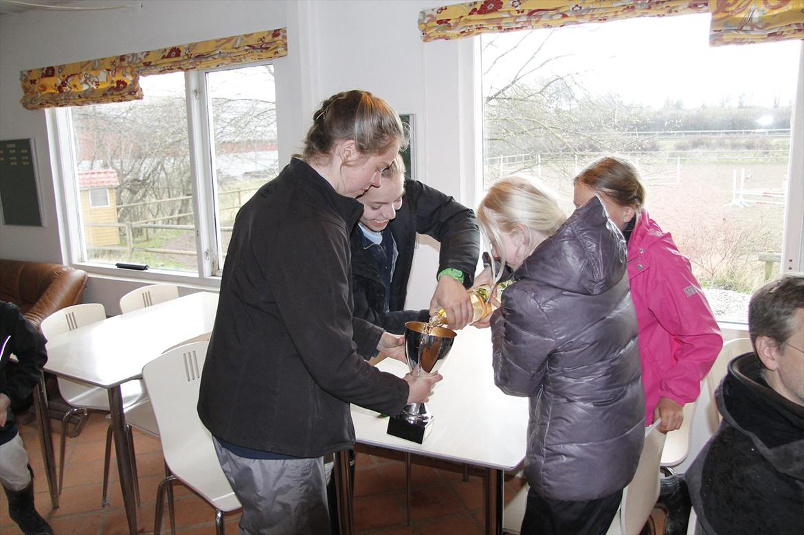 Distriktsmesterskaberne i Pony games afd. B 2012  - Så skal der drikkes Cider af pokalen hjemme på FHSR :-)  billede 41