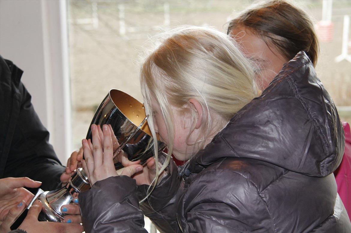 Distriktsmesterskaberne i Pony games afd. B 2012  - Laura drikker af pokalen :-)  billede 42