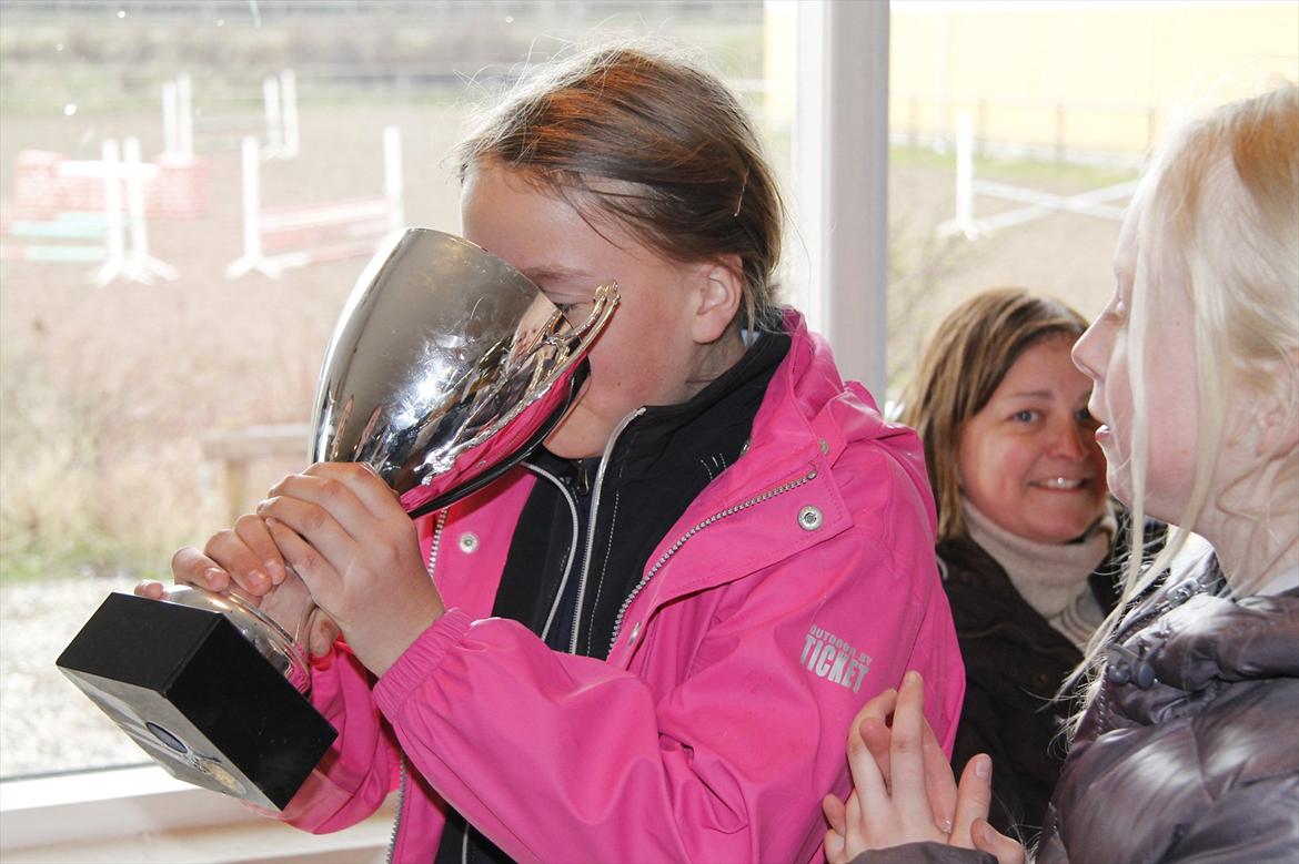 Distriktsmesterskaberne i Pony games afd. B 2012  - Mathilde drikker af pokalen :-)  billede 43