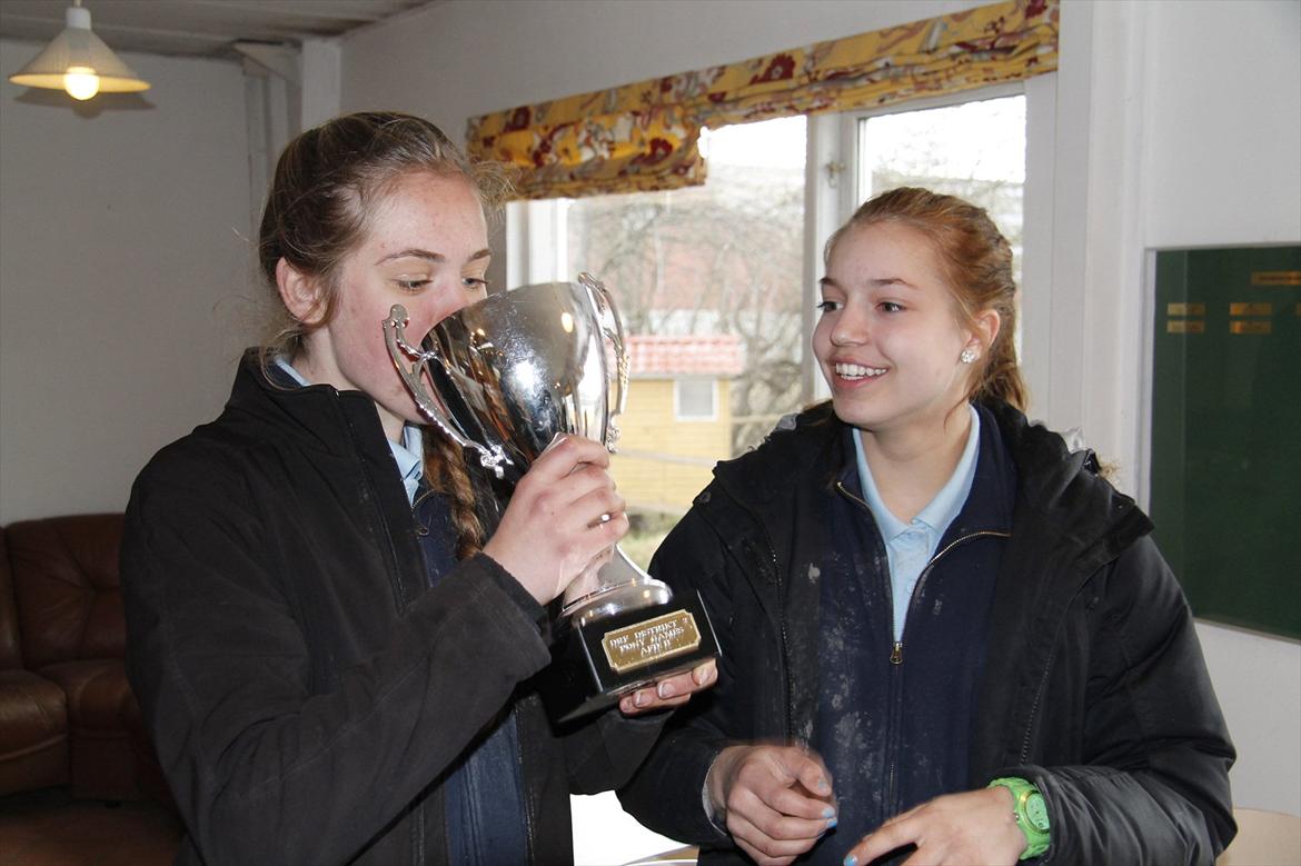 Distriktsmesterskaberne i Pony games afd. B 2012  - Sofie drikker af pokalen :-)  billede 45