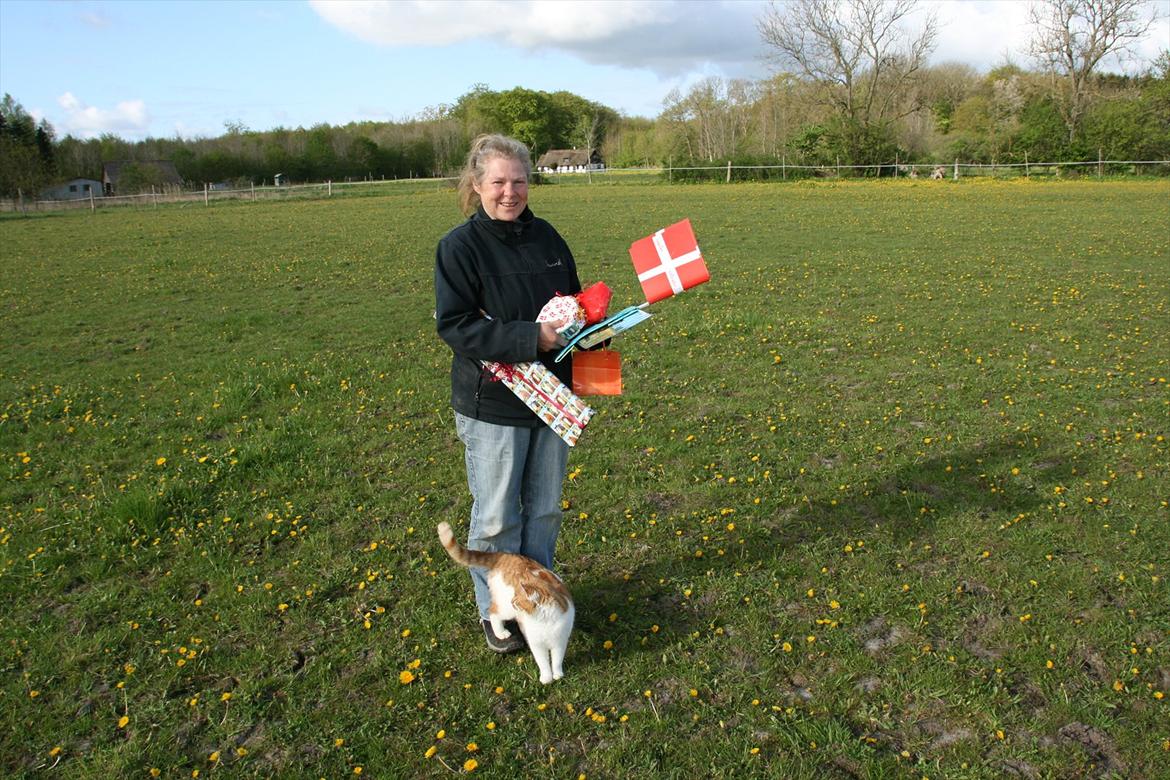 Kæmpe fødselsdag for hesten, med kage, flag, og masser af gaver! - Mor, med alle gaverne ;) billede 5