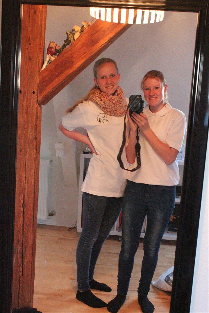 Aabenraa Dyrskue med Confetti - Laura og jeg, inden vi tog afsted - i vores seje Fjordhesten Danmarks polo t-shirts ;-) billede 3