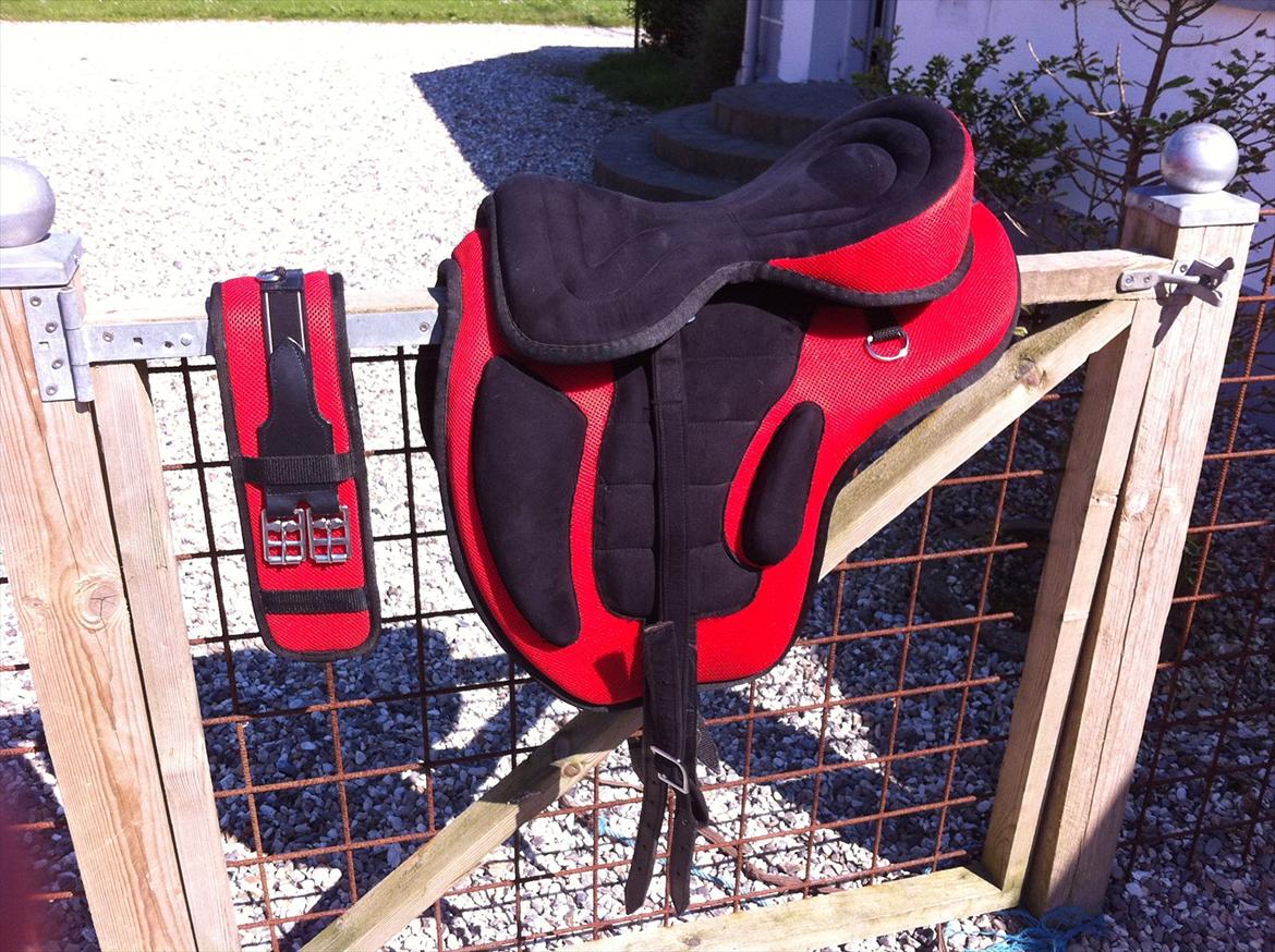 Mit udstyr til hestene. - Bomløs sadel. str.17". billede 41