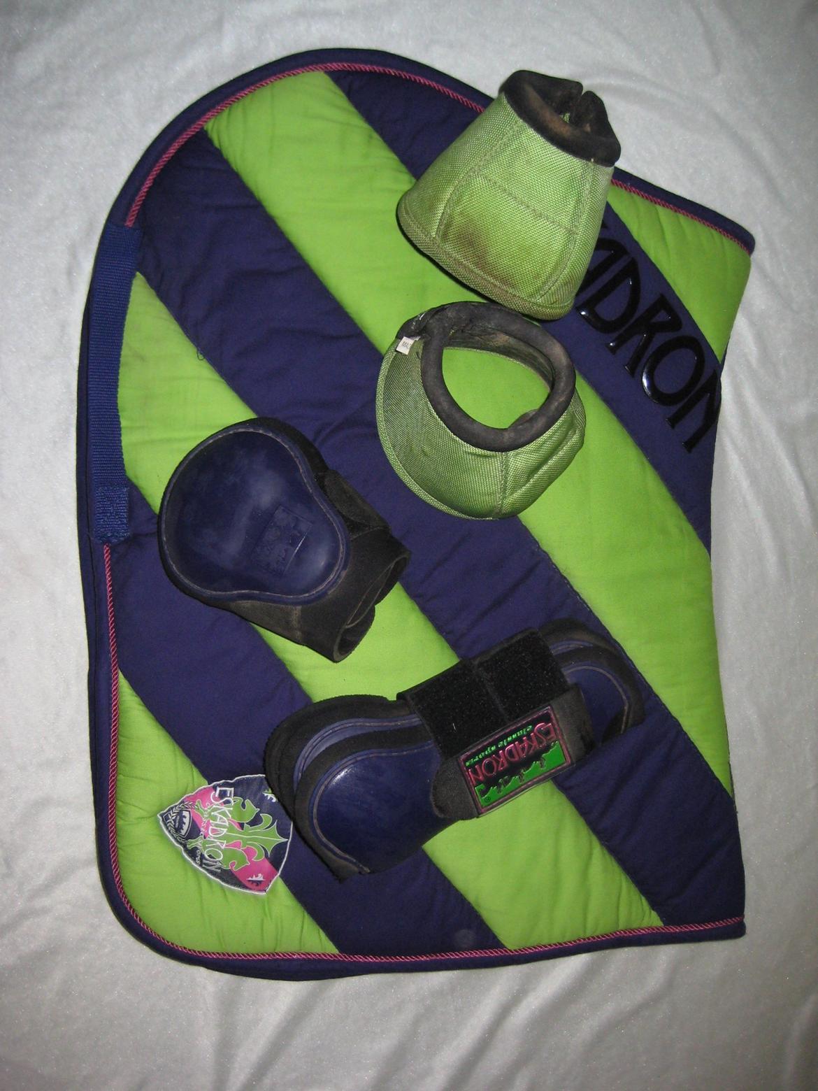 Mit Udstyr - Eskadron Polo Pad Bicolor Spring. Plum og limegrøn. Med Eskadron Flexisof springgamacher i plum. Fra kollektion sommer 2010. PC klokker i limegrøn. billede 10