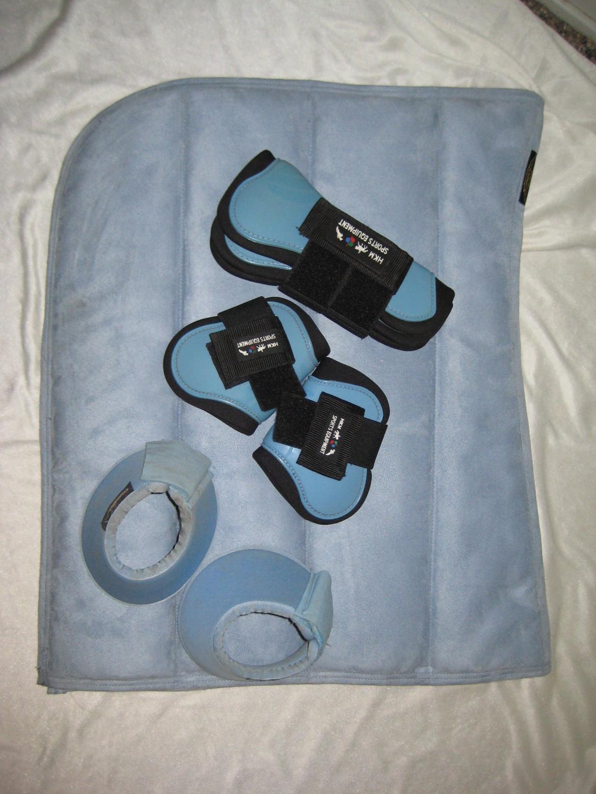 Mit Udstyr - Horseguard dressur underlag i lyseblå med HKM springgamacher i lyseblå. Catago klokker i lyseblå. billede 14