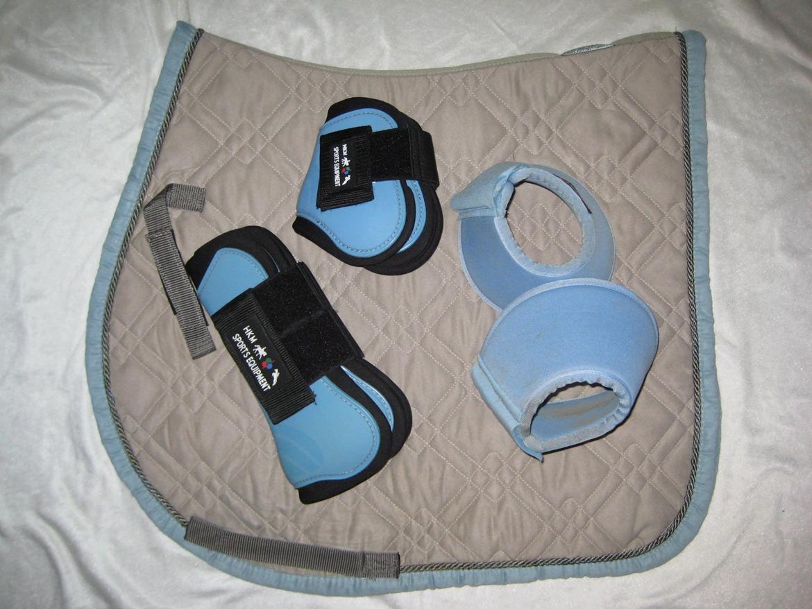 Mit Udstyr - Eskadron Brillant kombi underlag i sand med lyseblå kant. HKM springgamacher i lyseblå. Catago klokker i lyseblå.  billede 15