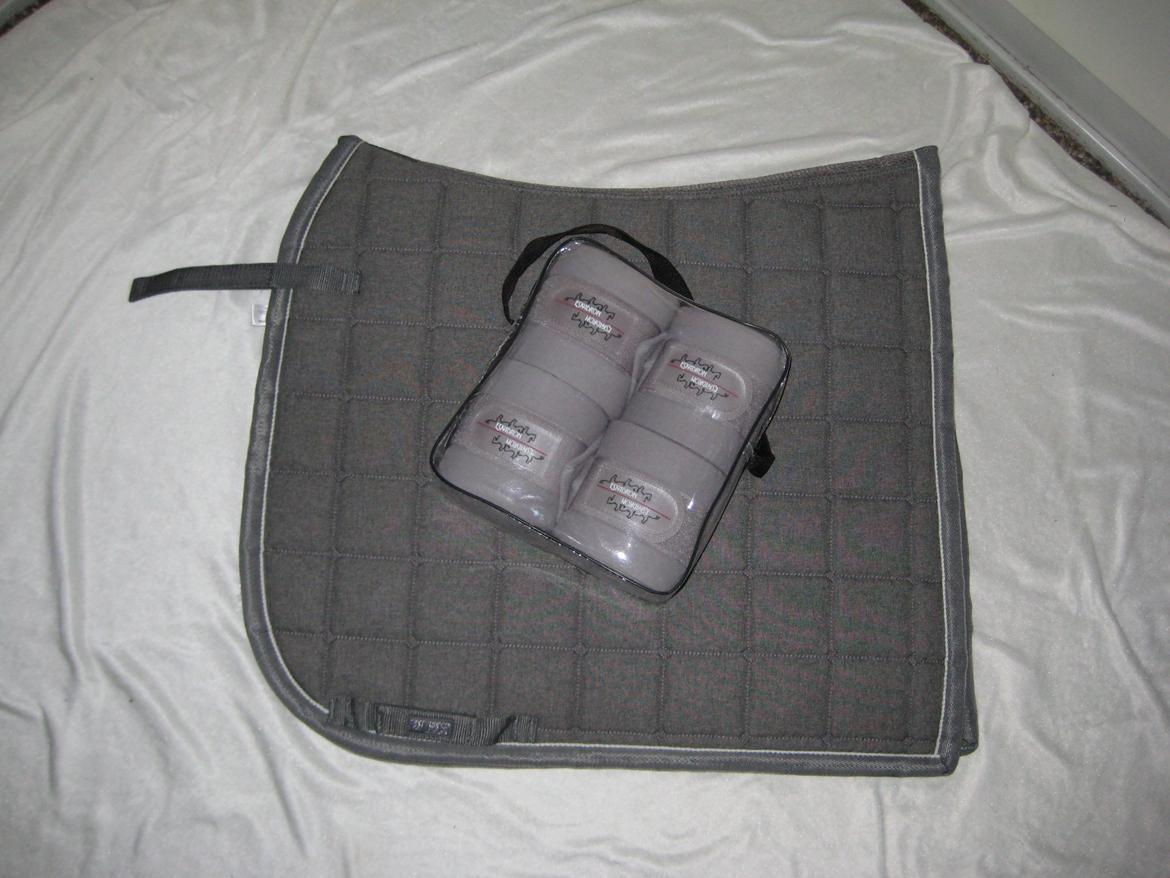 Mit Udstyr - Rider By Horse dressur underlag i grå. Eskadron bandager i grå.  billede 17