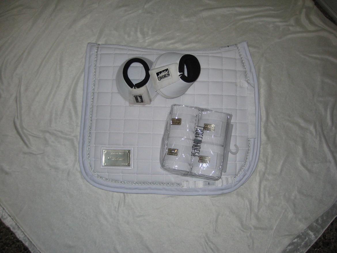 Mit Udstyr - Rider By Horse dressur underlag i hvid. Rider By horse bandager i hvid. Eskadron klokker i hvid.  billede 18