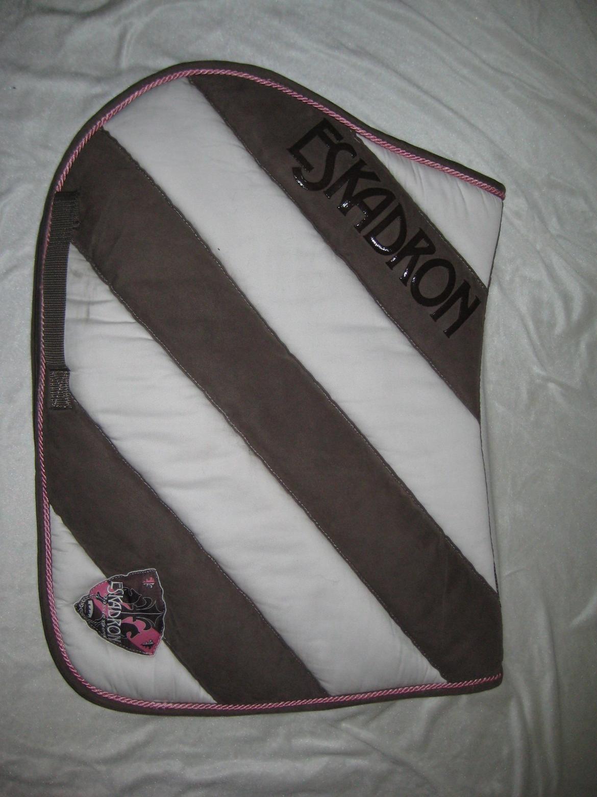 Mit Udstyr - Eskadron Polo Pad bicolor spring underlag i chocochip og crem fra eskadron kollektion sommer 2009.  billede 19