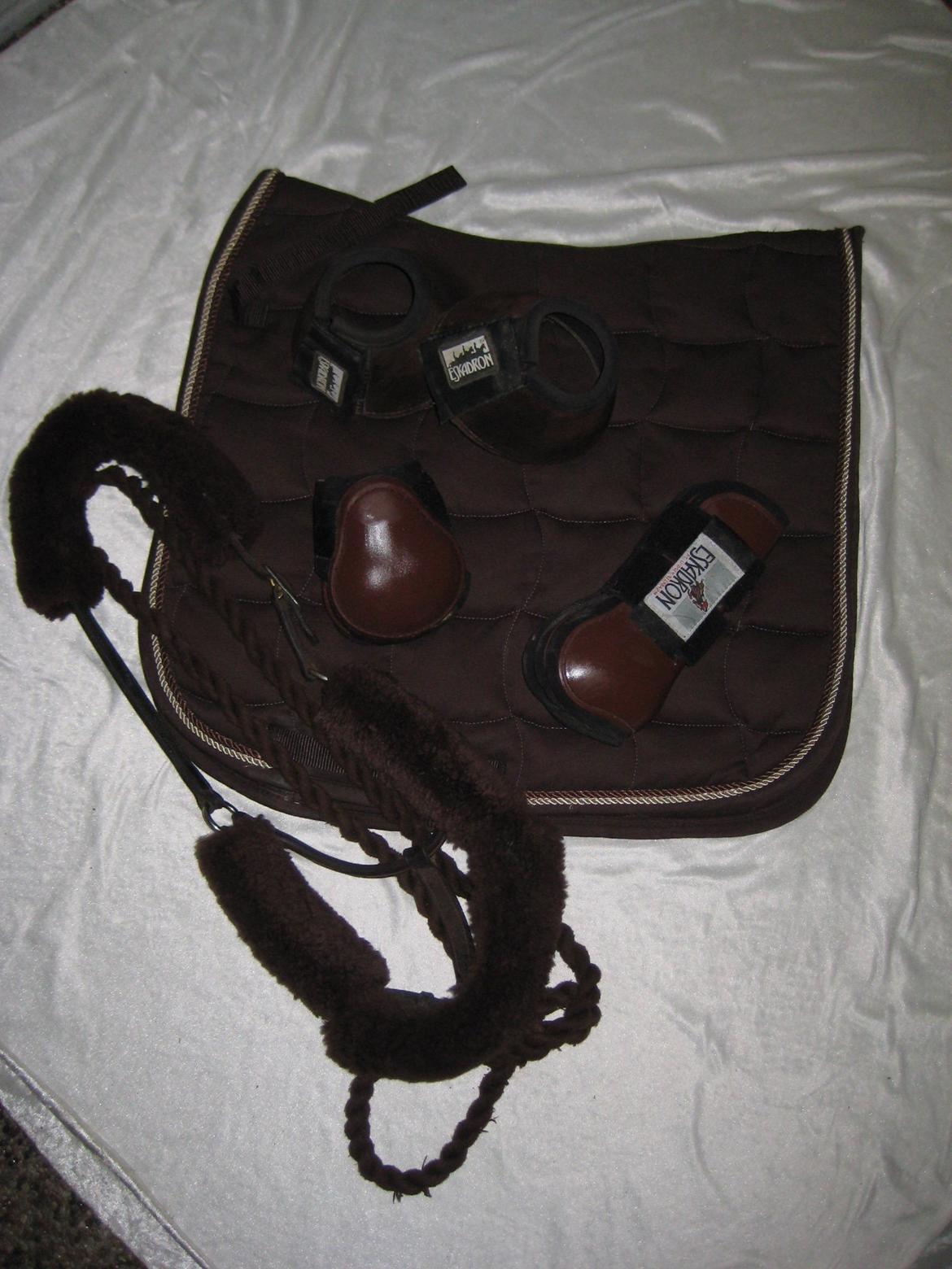 Mit Udstyr - Eskadron dressur underlagi brun. Eskadron springgamacher i brun. Eskadron klokker i brun. Læder grime med lammeskind i brun.  billede 20