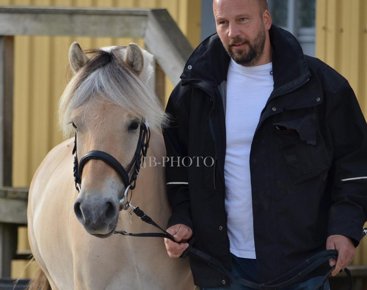 Fjordheste kåring på Ågerupgård - Iben Strødam med ejer billede 9