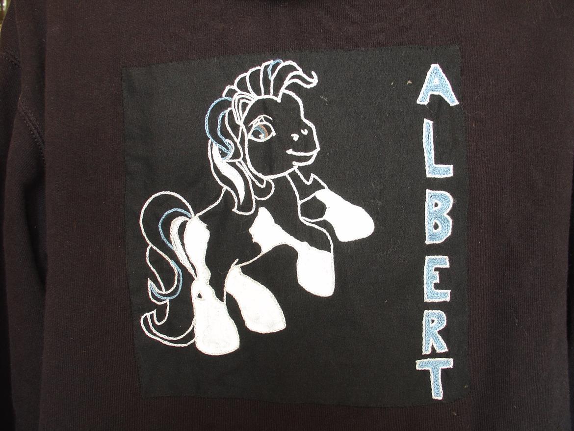  hjemmelavet lammeunderlag, stangmåler, flecetæppe, regndækken, rebgrime, mm.  - broderi på hættetrøje <3 billede 4