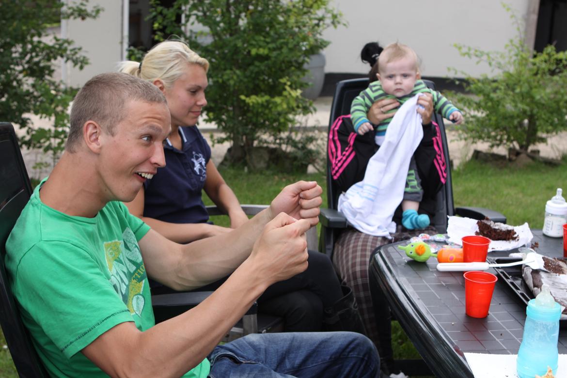 Jessica's 12 års fødselsdag :-)  - Ved ikke lige hvad der sker for Hasse :-D billede 6