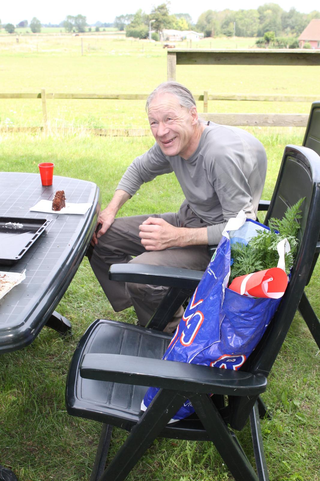 Jessica's 12 års fødselsdag :-)  - Carsten kommer ikke så meget på gården længere, men alligevel husked ehan Jessica! :-D Han kom med en pose med en masse af hans egne gullerødder, og rugbrød :-)  billede 9