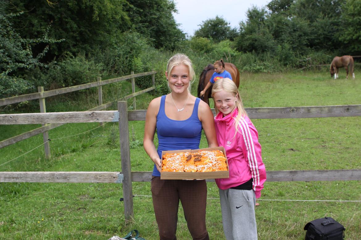 Jessica's 12 års fødselsdag :-)  - Indne mullepigen fik sin kage :-) billede 11