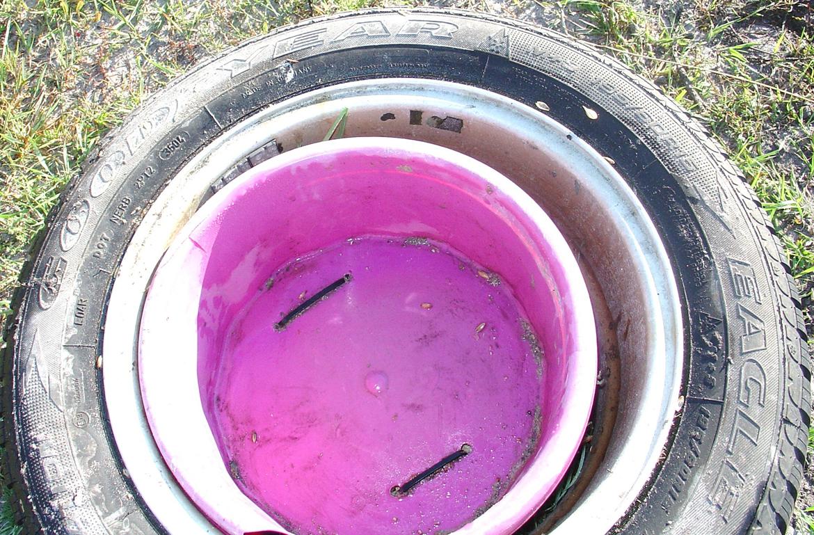  hjemmelavet lammeunderlag, stangmåler, flecetæppe, regndækken, rebgrime, mm.  - til fodring på folden, vælter ikke, blæser ikke væk og vand løber ud af de huller strips´ne er trukket i gennem billede 19