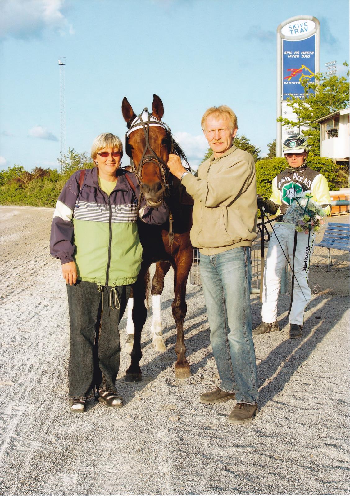 Vores billedebog. - Kaliber og hans gamle ejere, Jette og Ole! :-D Billedet er fra hans tid på travbanen :-D billede 61