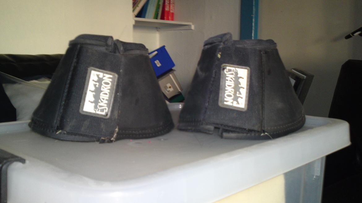 Udstyr til salg - sorte klokker str xxl billede 3