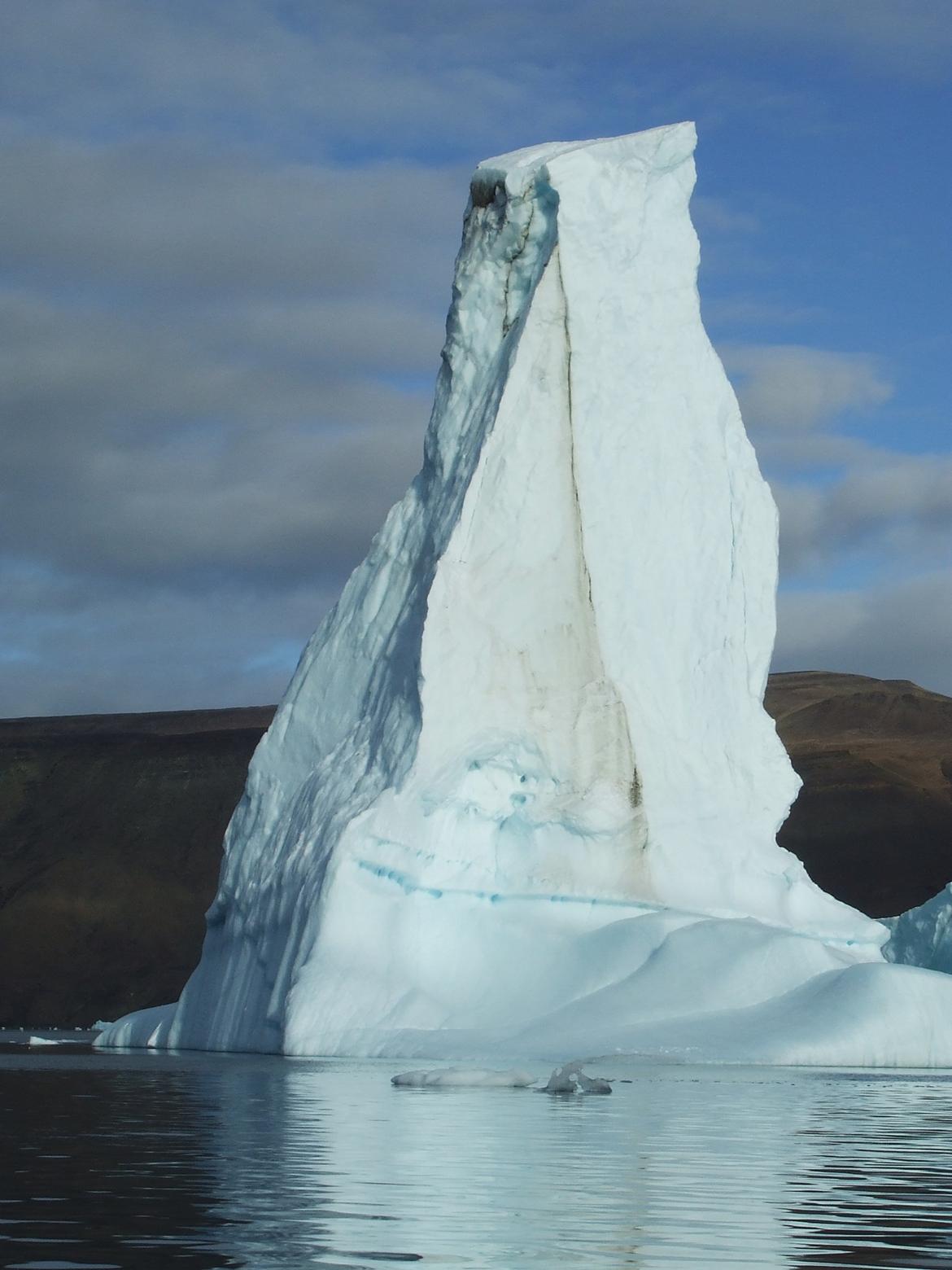 Thule billeder(Grønland) - Et af de mange isbjerge min mand og jeg sejlede forbi. Og nej der er ikke gjort noget ved billedet, sådan ser de virkelig ud. billede 8