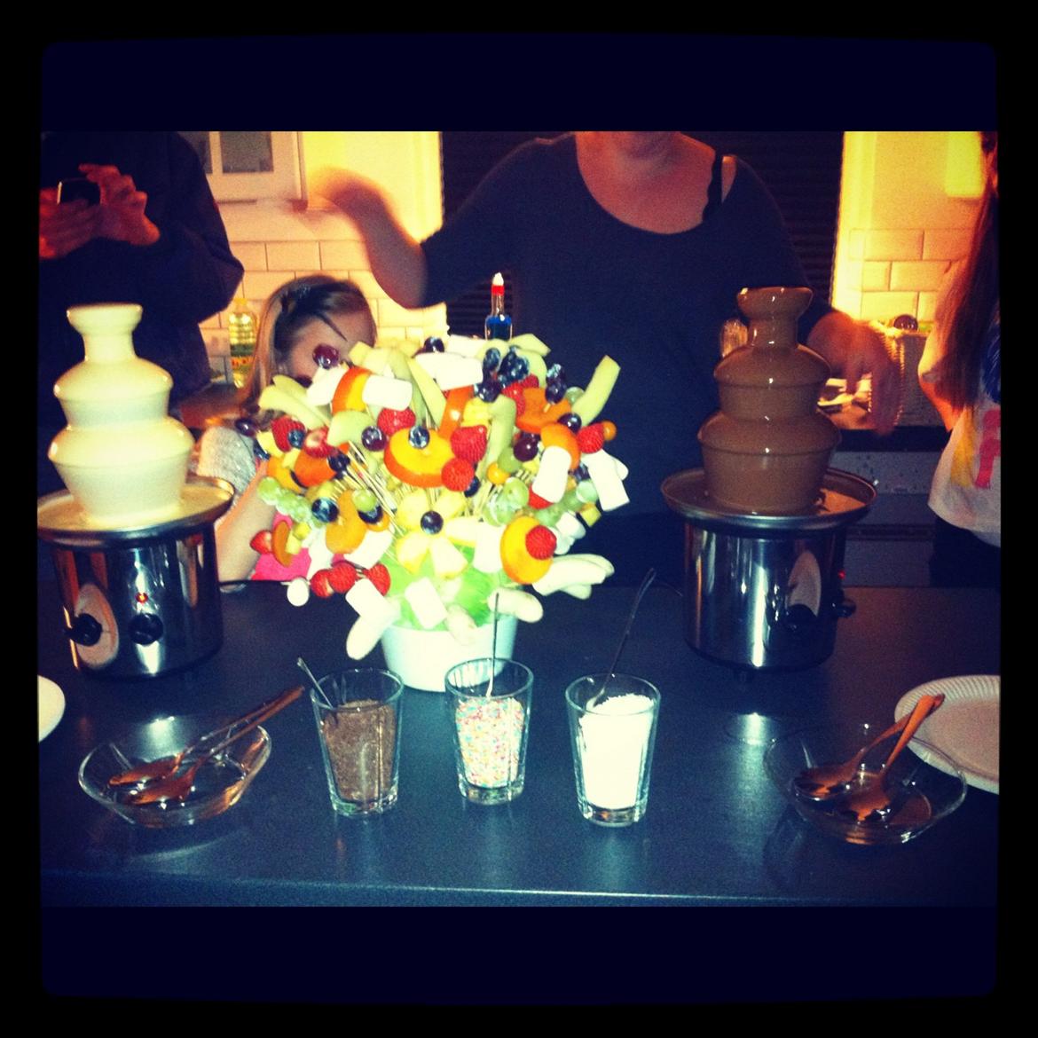 Chokolade vandfald med spyd!<3 LOVE IS IN THE AIR!<3 XD - Frugtspyd, lys-chokolade og hvid-chokolade vandfald, 3 forskellige slags krymmel!<3 billede 1