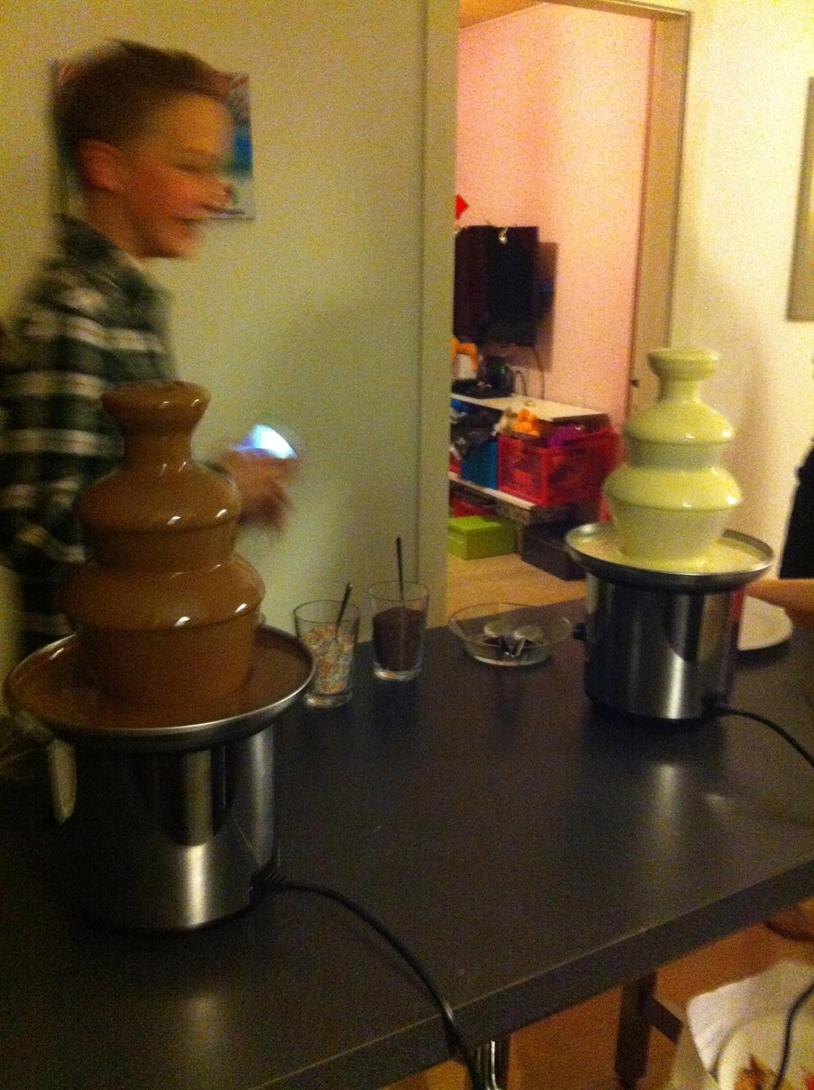 Chokolade vandfald med spyd!<3 LOVE IS IN THE AIR!<3 XD - I LIKE IT! :-* :D :P<3<3<3<3<3<3<3 billede 4