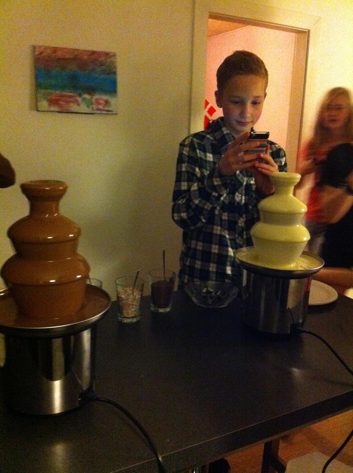 Chokolade vandfald med spyd!<3 LOVE IS IN THE AIR!<3 XD - Felix tager et billed at det hvide vandfald! :P<3<3<3 billede 5