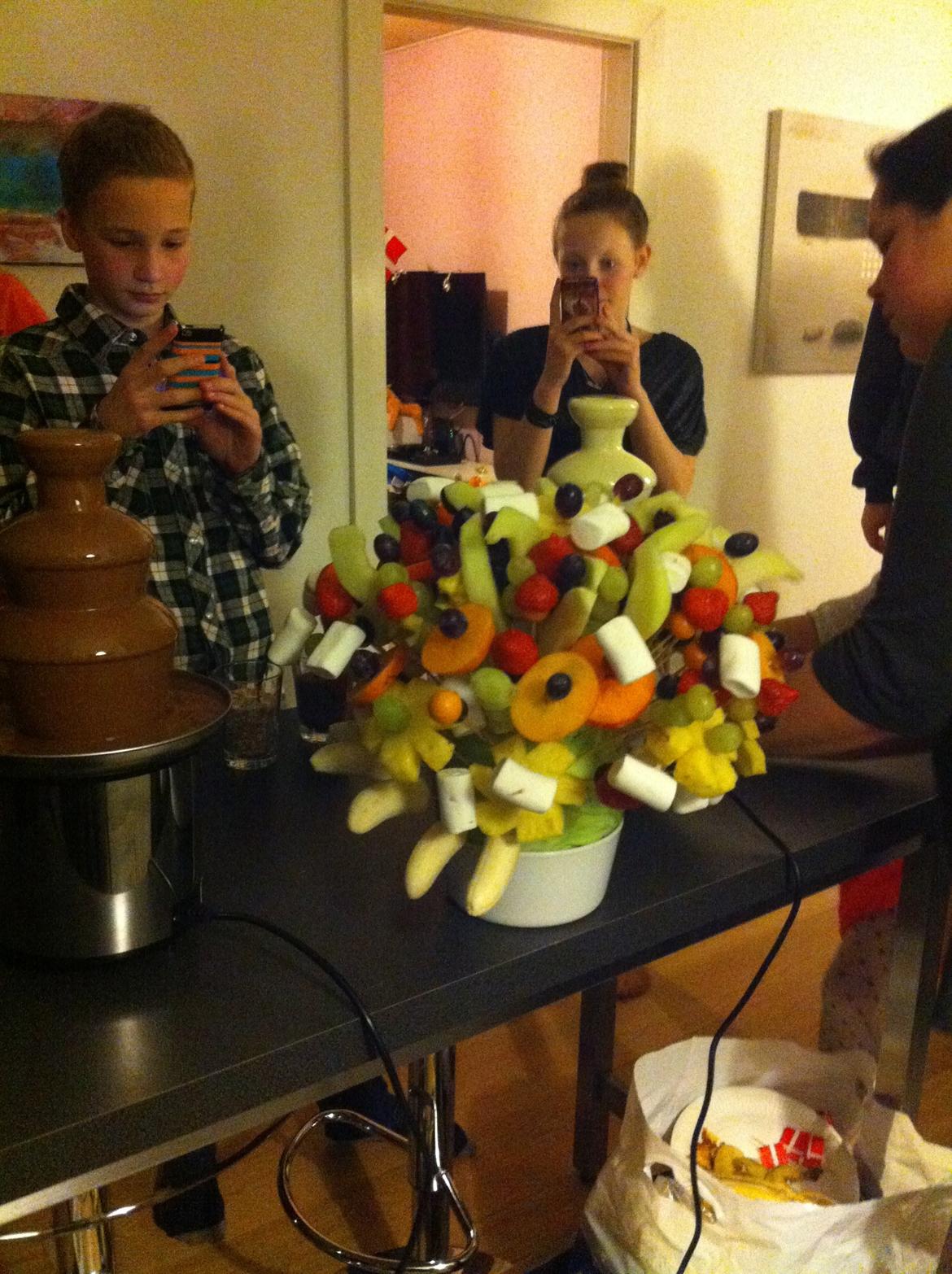 Chokolade vandfald med spyd!<3 LOVE IS IN THE AIR!<3 XD - HAHA! XD LÆKKER LÆKKER! :-*<3<3<3<3<3 billede 6