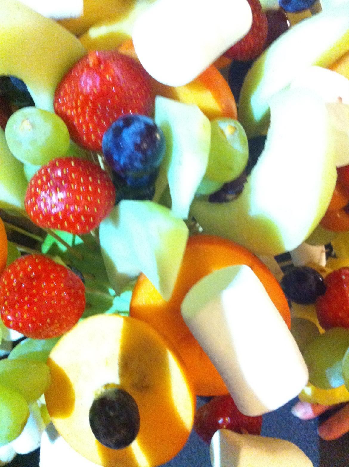 Chokolade vandfald med spyd!<3 LOVE IS IN THE AIR!<3 XD - Der var forskellige spyd at vælge imellem, men desværre ikke et kun med jordbær på! ;(<3 :-* billede 7