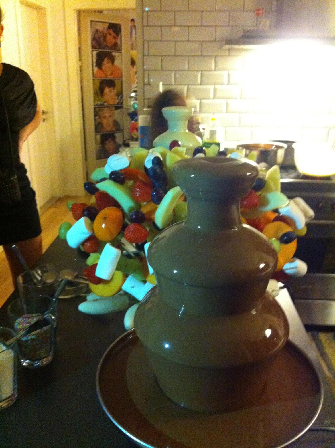 Chokolade vandfald med spyd!<3 LOVE IS IN THE AIR!<3 XD - Der blev taget mange billeder inden der skulle spises/ædes! XD<3<3<3<3<3<3<3 billede 8