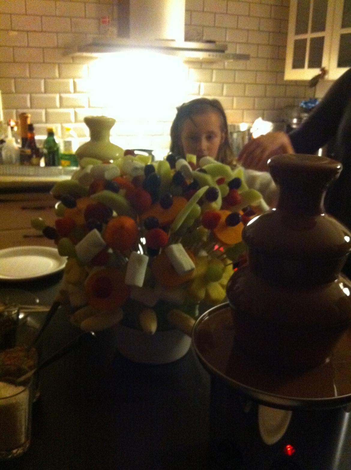 Chokolade vandfald med spyd!<3 LOVE IS IN THE AIR!<3 XD - LOVE IT!<3<3<3<3<3<3<3 billede 9