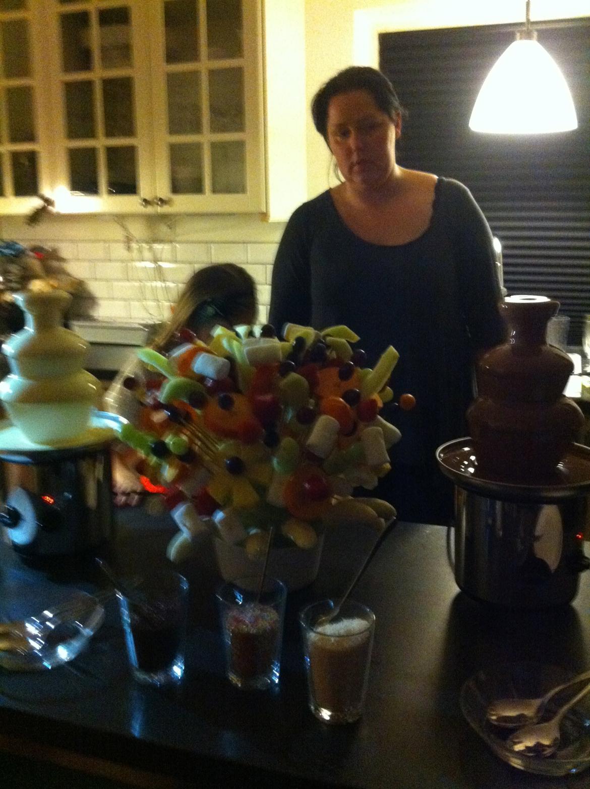 Chokolade vandfald med spyd!<3 LOVE IS IN THE AIR!<3 XD - UHHH det er GOOOOODT!<3<3<3 billede 10