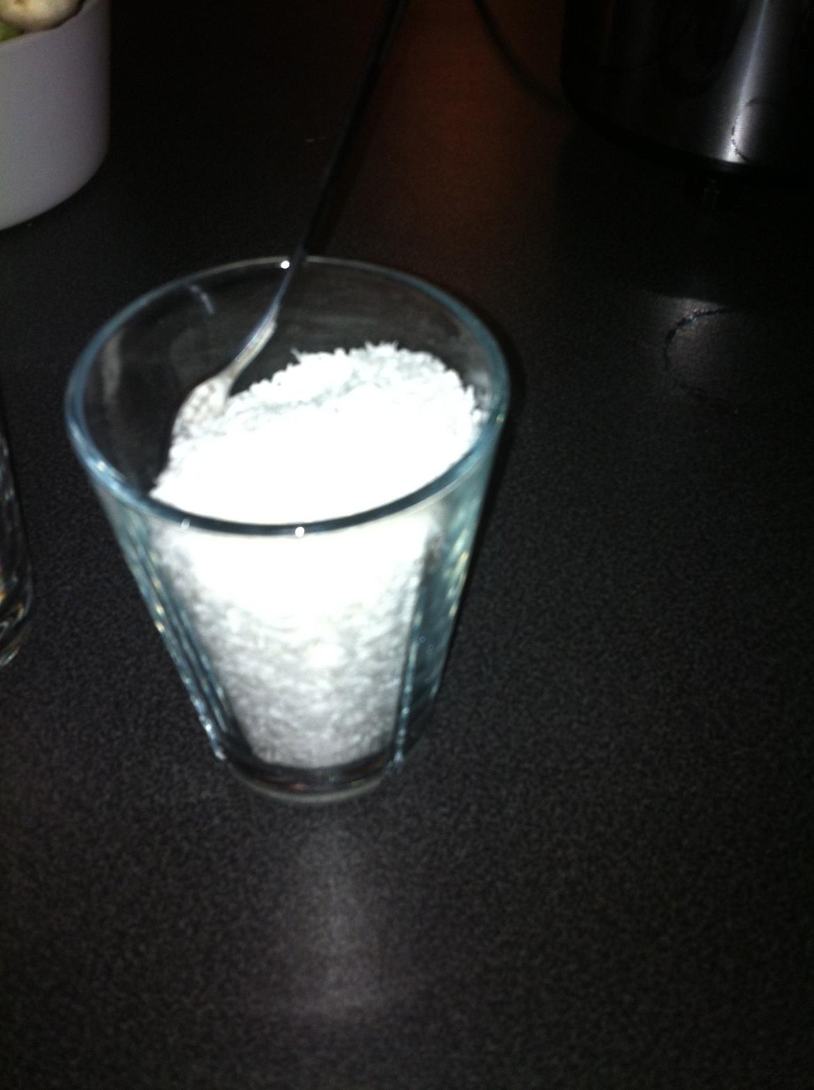 Chokolade vandfald med spyd!<3 LOVE IS IN THE AIR!<3 XD - Noget hvidt stads? XD flormelis, kokos eller sådan noget! :P<3<3<3<3<3<3<3 billede 11